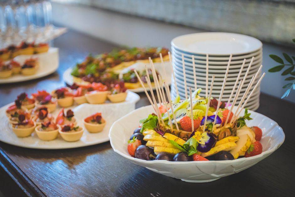 Cocktail dînatoire pièces par personne et rythme de service